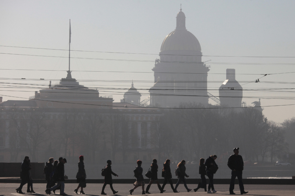 Экскаватор провалился в траншею на Университетской набережной в Петербурге
